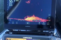 Närbild på anytec elektronik. Garmin gpsmap med livescope, lowrance hds-12 sidescan